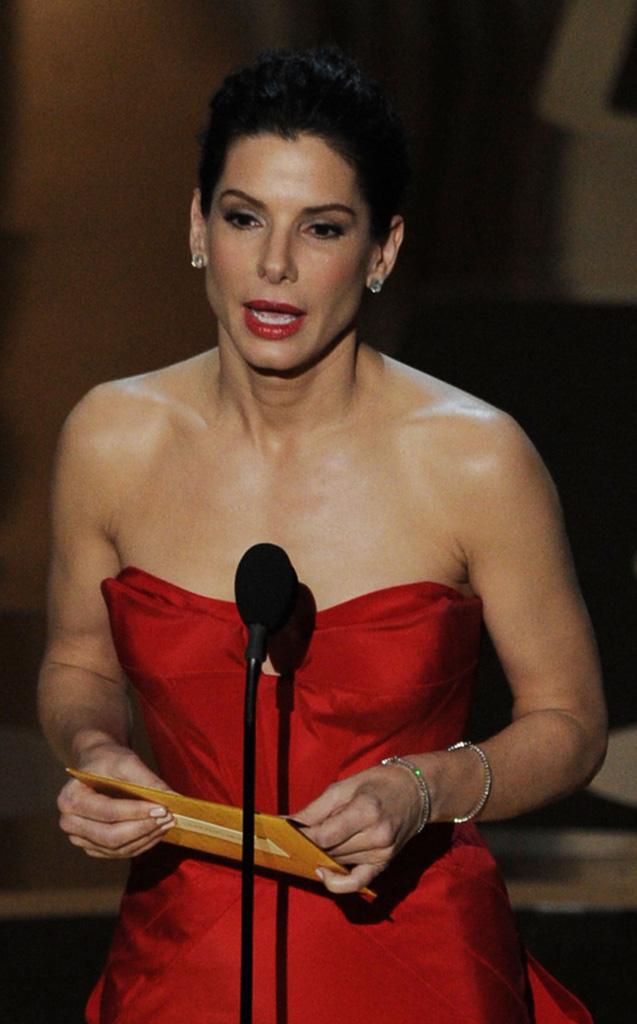 scarlett johansson oscars 2011 haircut. sandra bullock oscars 2011.